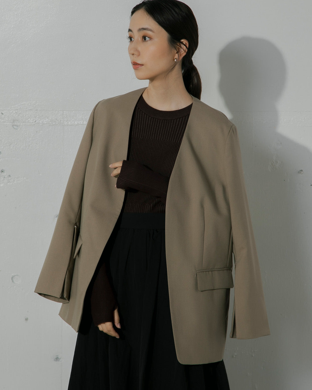 【2023AW】スリットスリーブカラーレスジャケット|LAEMUSE