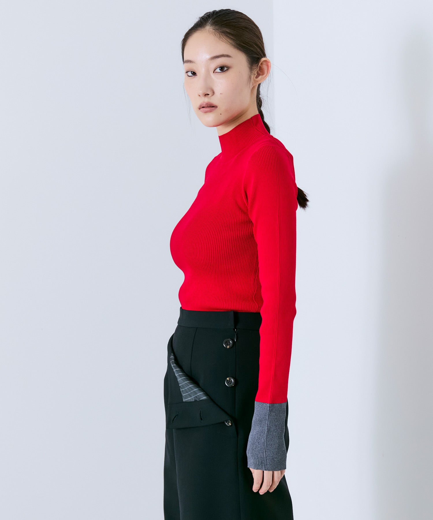 TWO-TONE HIGH-NECK KNIT TOP