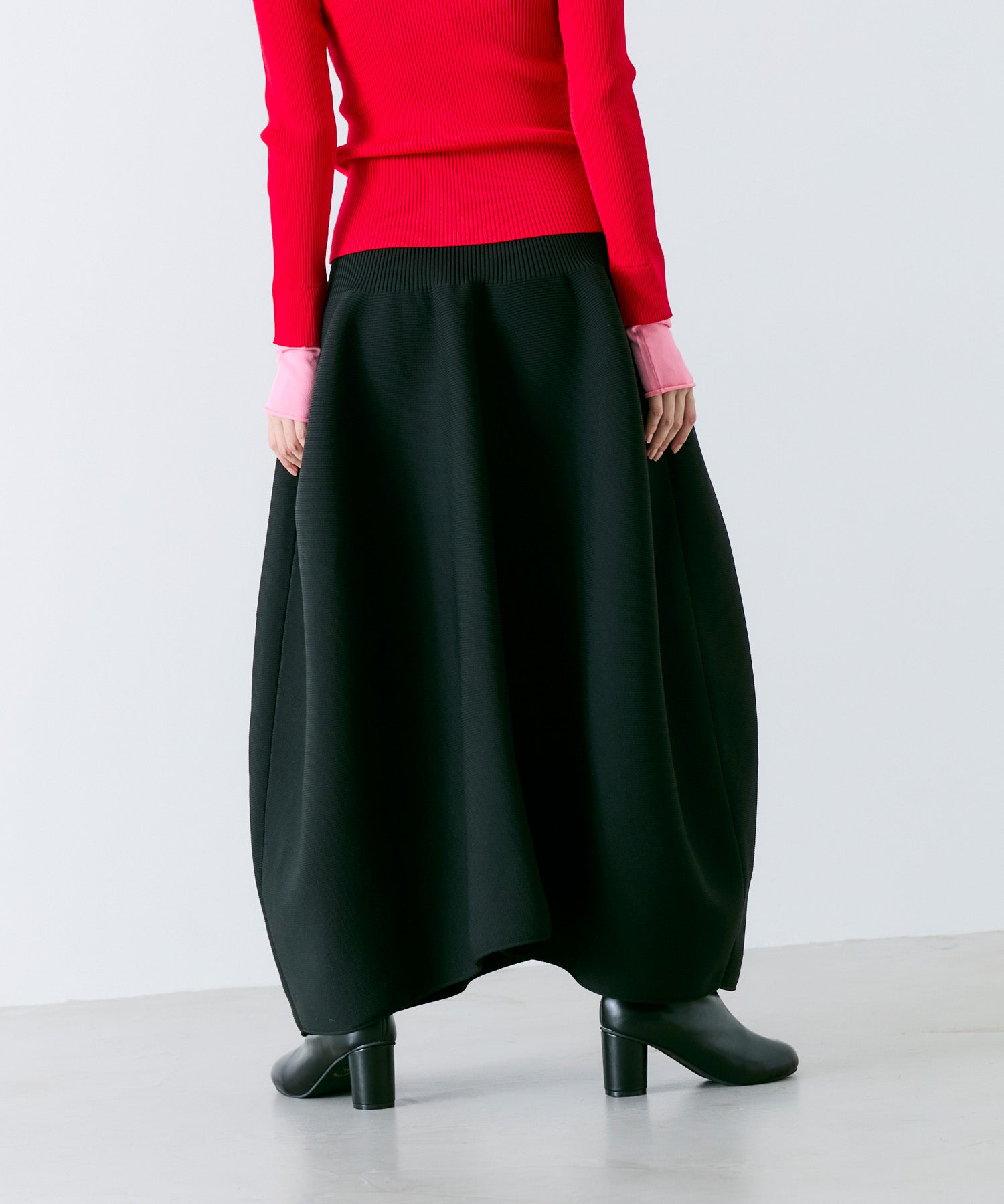 VOLUMINOUS FLARED KNIT SKIRT