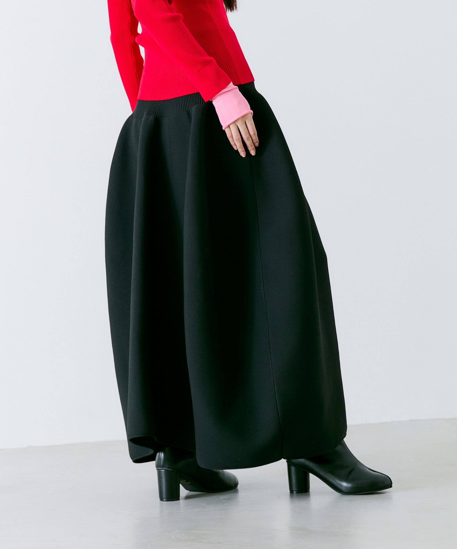 VOLUMINOUS FLARED KNIT SKIRT