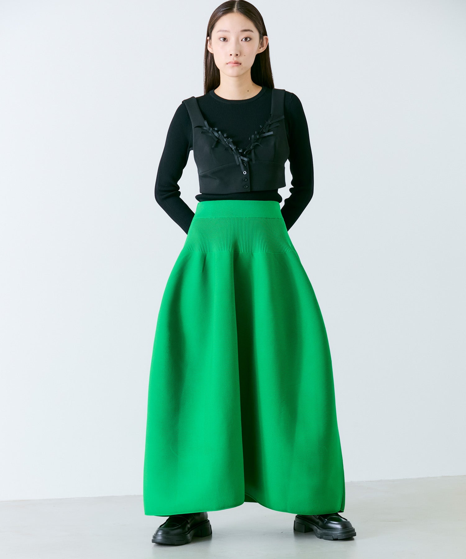 VOLUMINOUS FLARED KNIT SKIRT