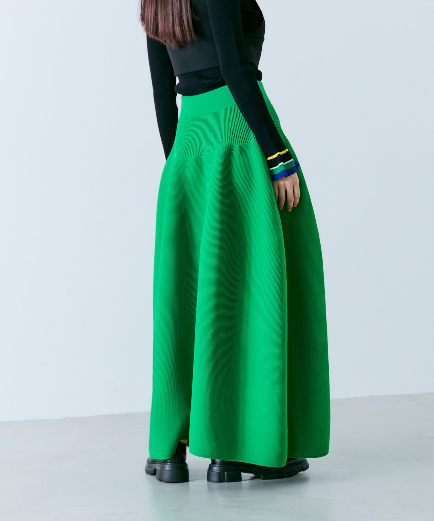 VOLUMINOUS FLARED KNIT SKIRT