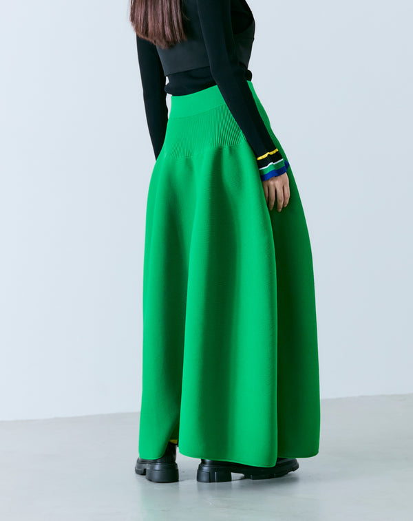 VOLUMINOUS FLARED KNIT SKIRT