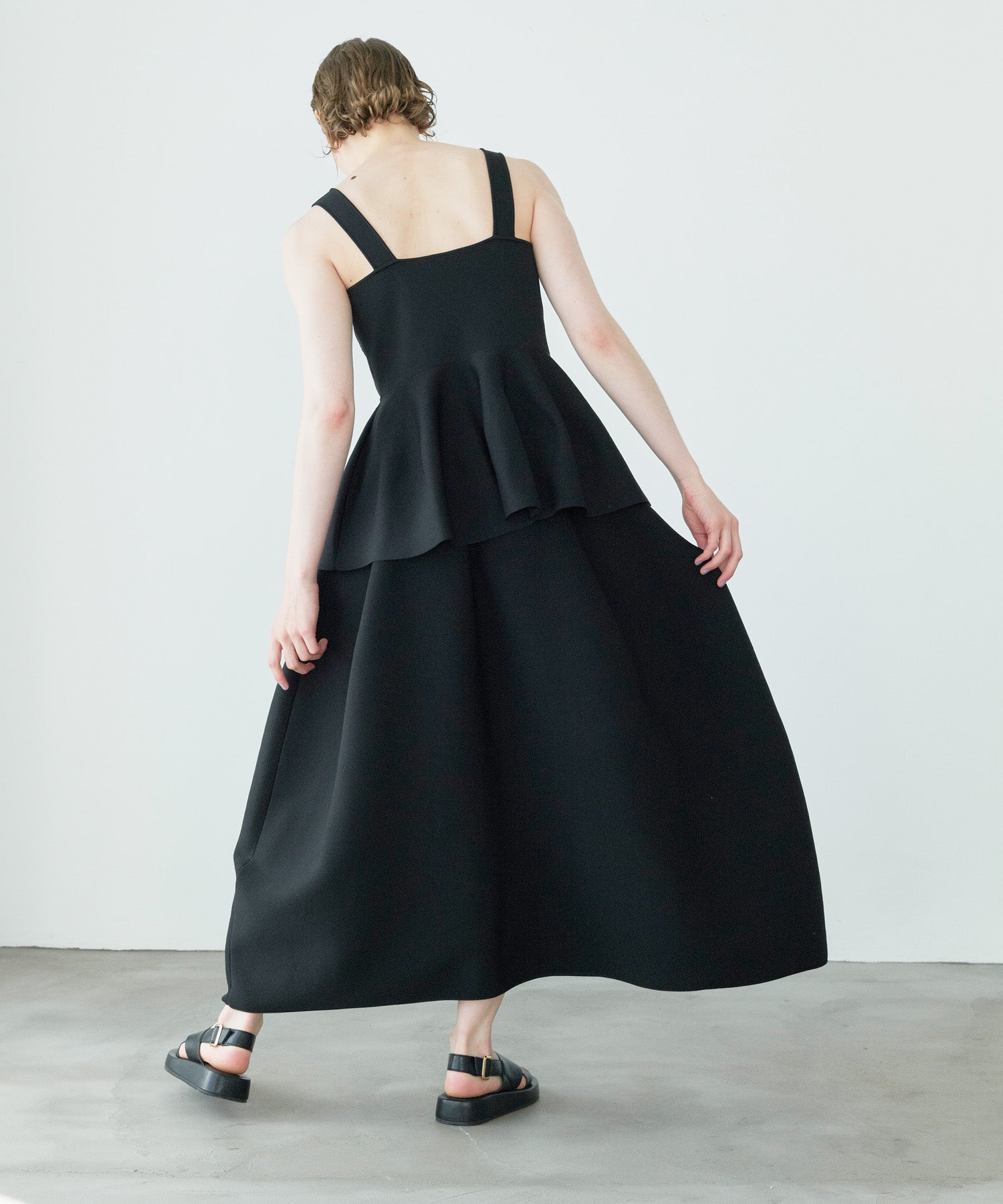 VOLUMINOUS FLARED KNIT SKIRT