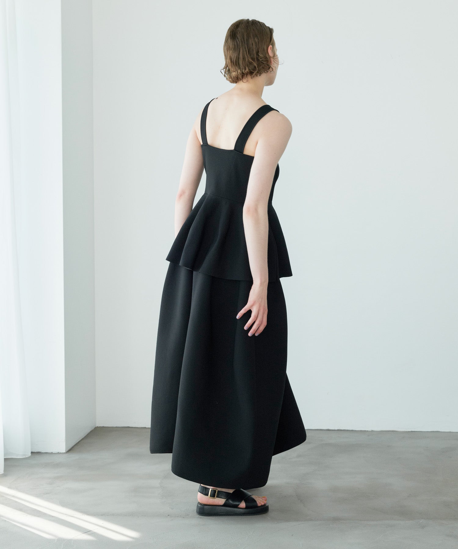 VOLUMINOUS FLARED KNIT SKIRT