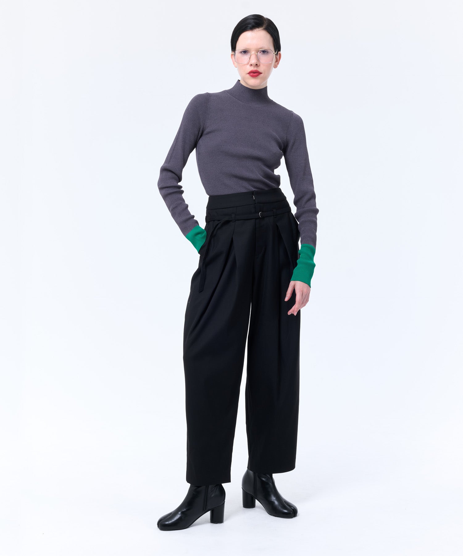 TWO-TONE HIGH-NECK KNIT TOP