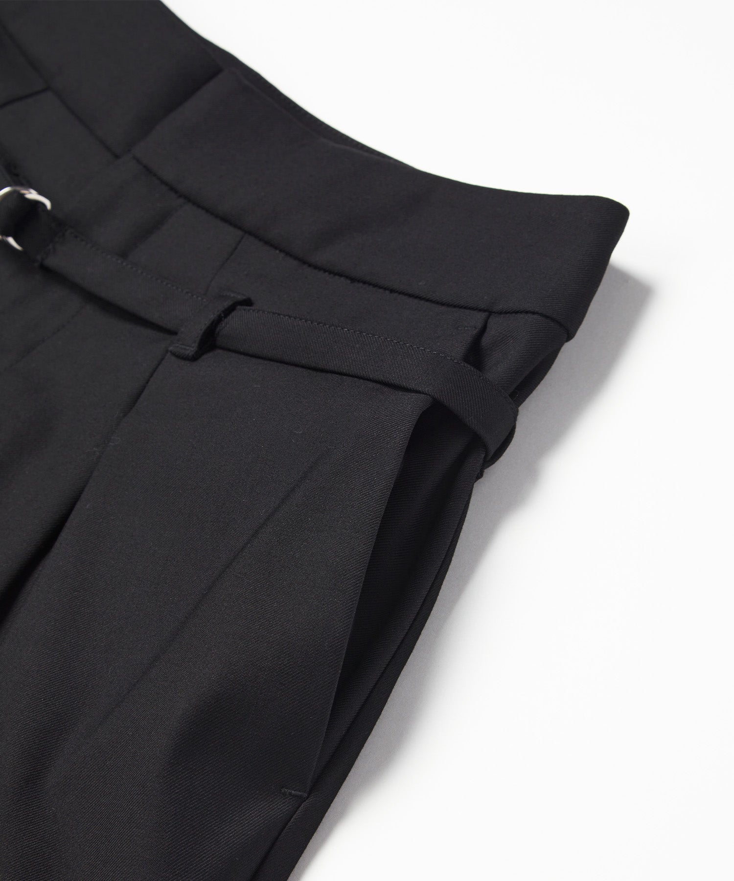 BELTED DESIGN TUCK PANTS