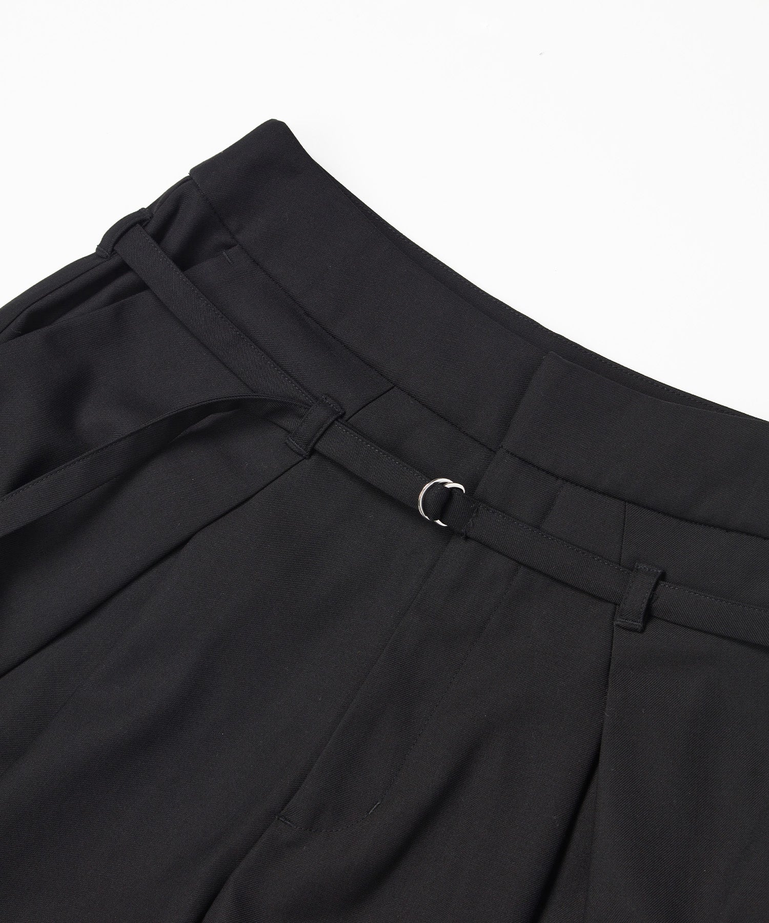 BELTED DESIGN TUCK PANTS