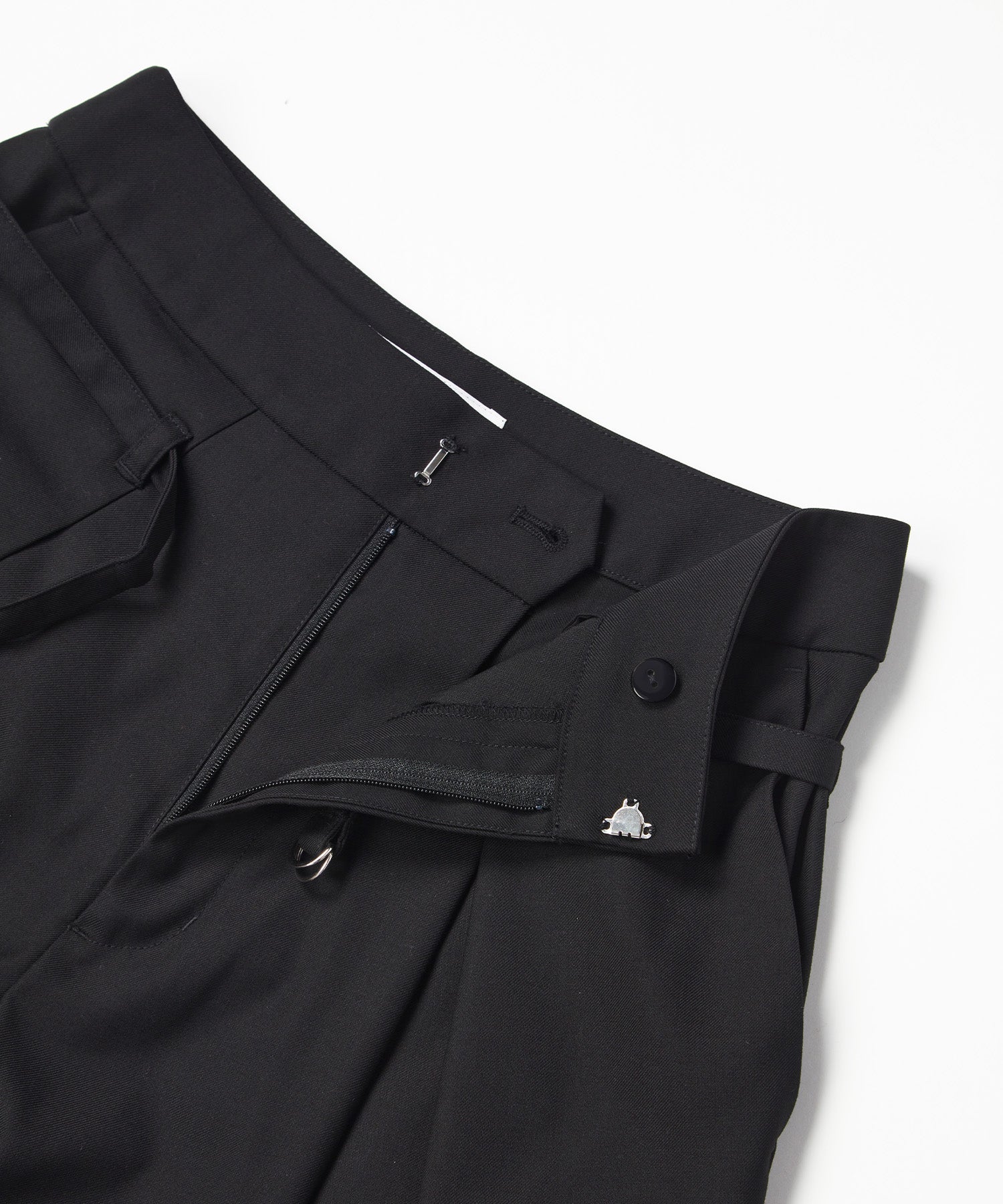 BELTED DESIGN TUCK PANTS
