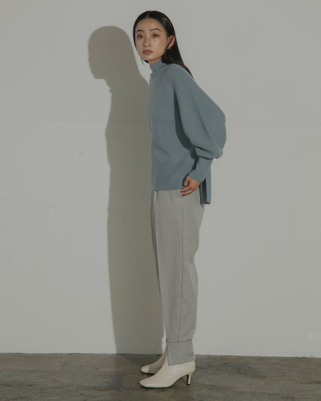 ライトグレー色のスリットカフスパンツ5
